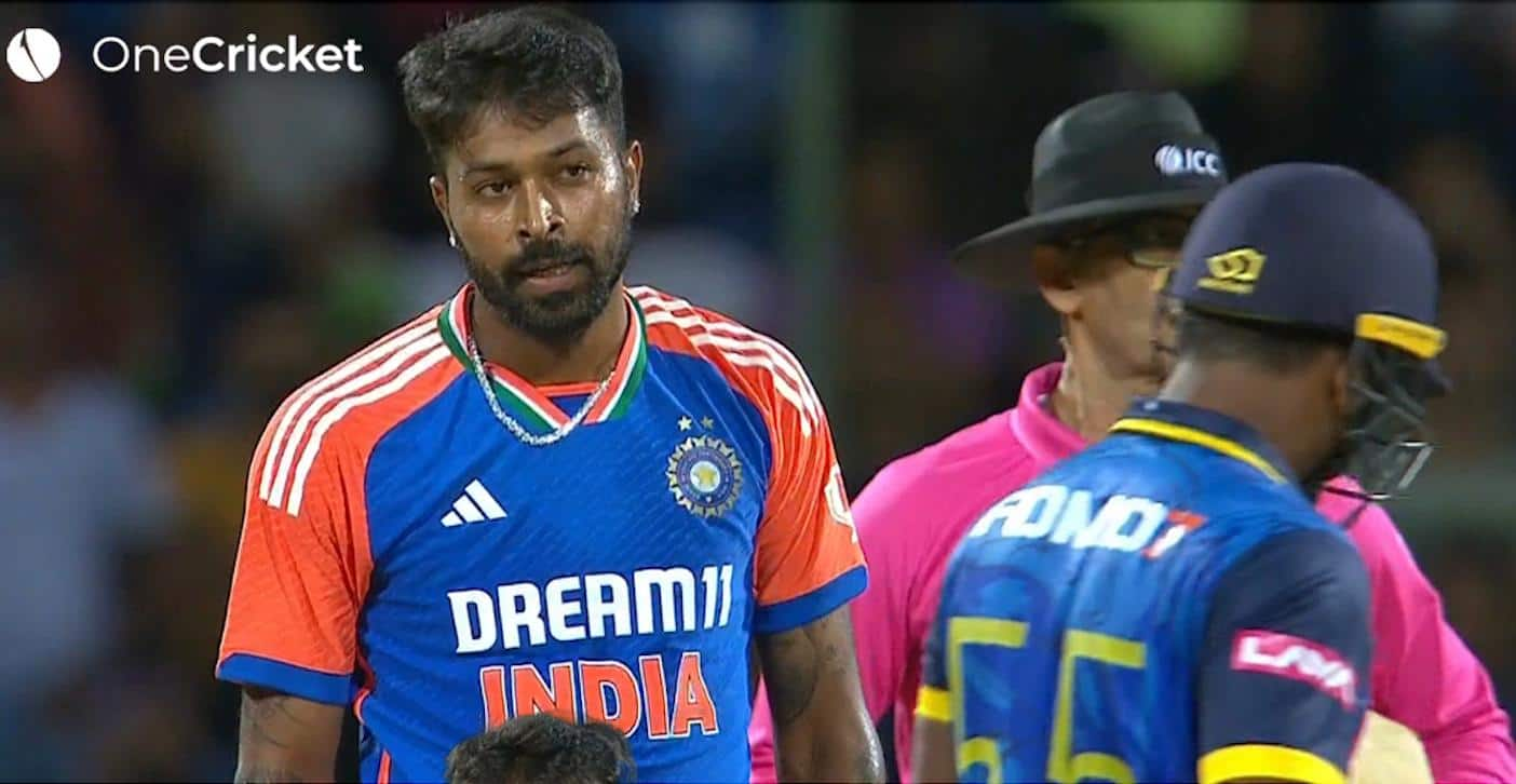 Hardik gives death stare to Kusal Perera [X]
